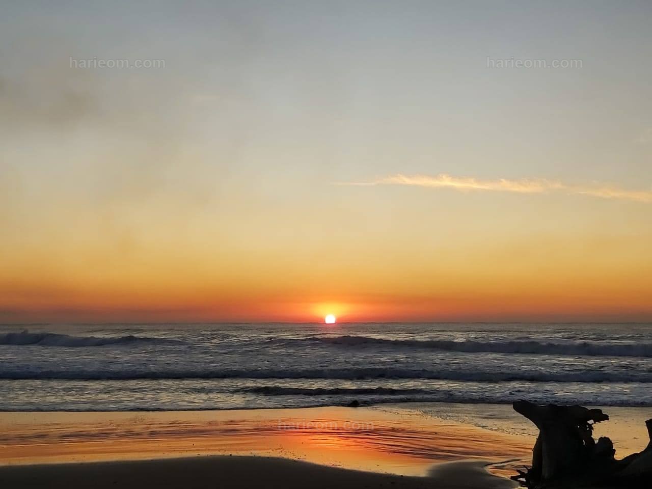 Sunrise from the shore at Harie Om